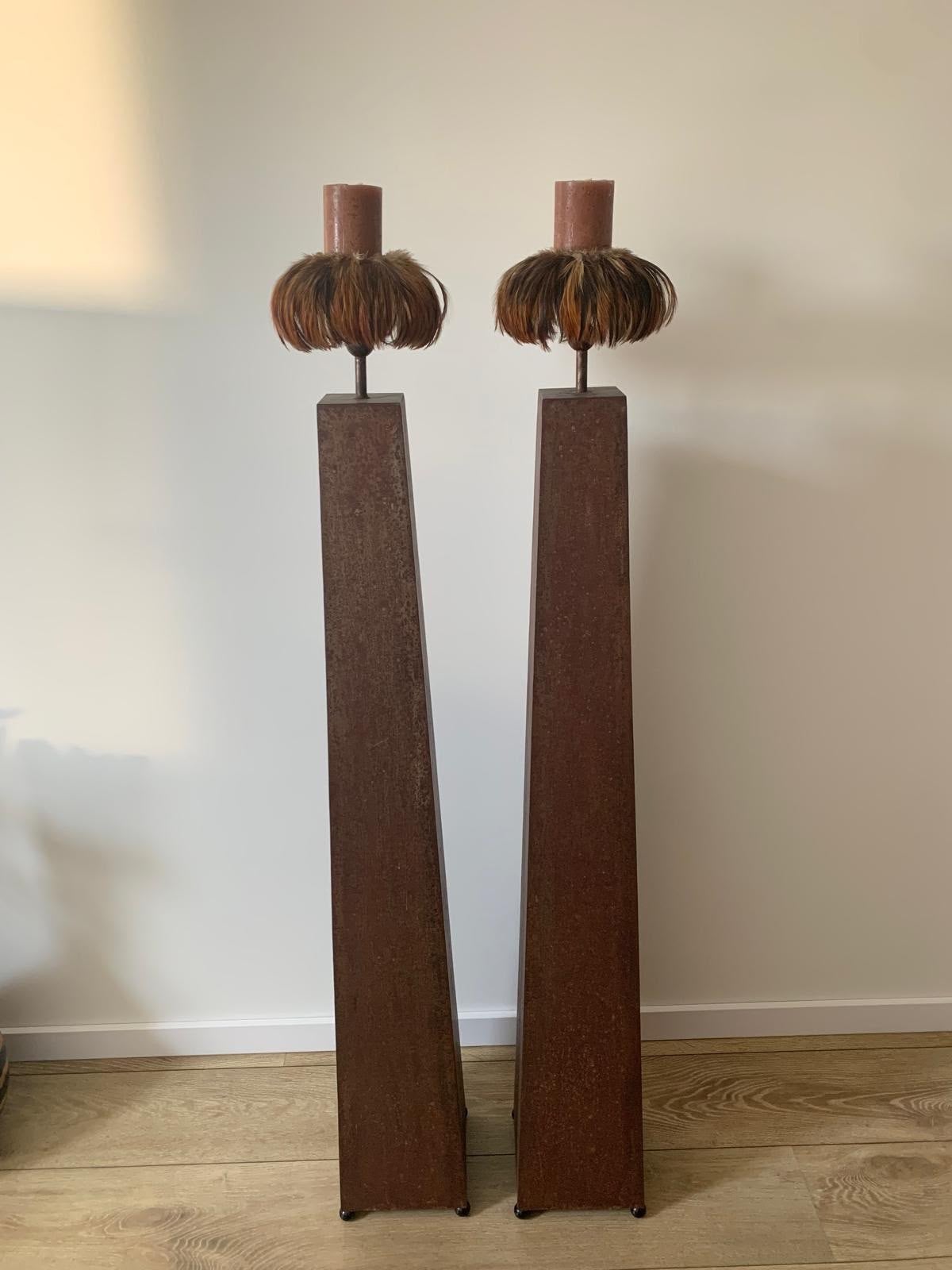 Set van 2 roestkleurige kandelaars met veren, Huis en Inrichting, Ophalen, Bruin, Zo goed als nieuw, Metaal