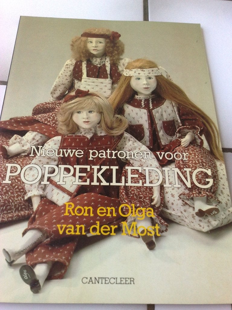 Nieuwe patronen voor POPPENKLEDING/Ron en Olga van der Most, Verzenden, Zo goed als nieuw, Pop