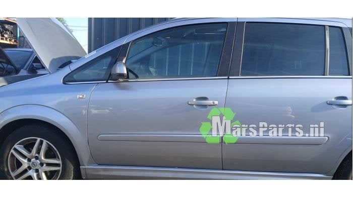 Portier 4Deurs links-voor van een Opel Zafira (Z163)