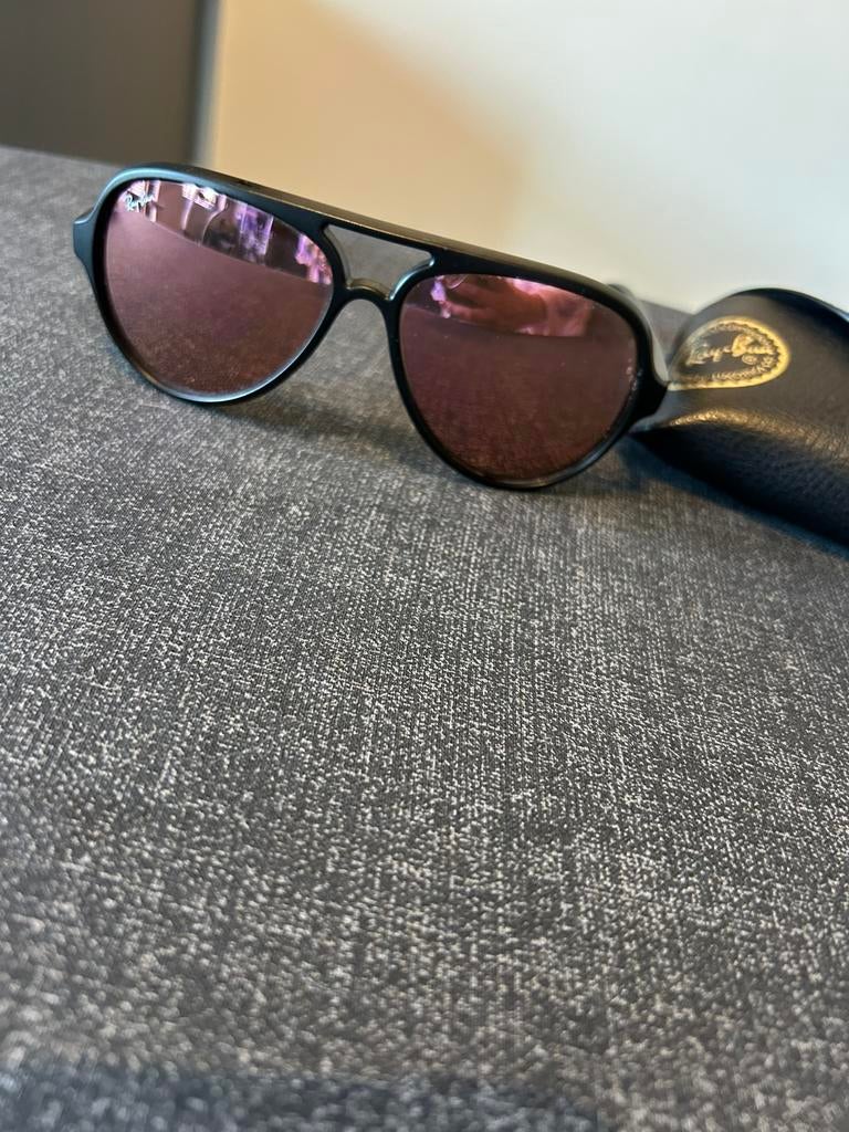 Zonnebril RayBan model cats5000 met spiegelende roze glazen, Zonnebril, Verzenden, Zwart, Zo goed als nieuw