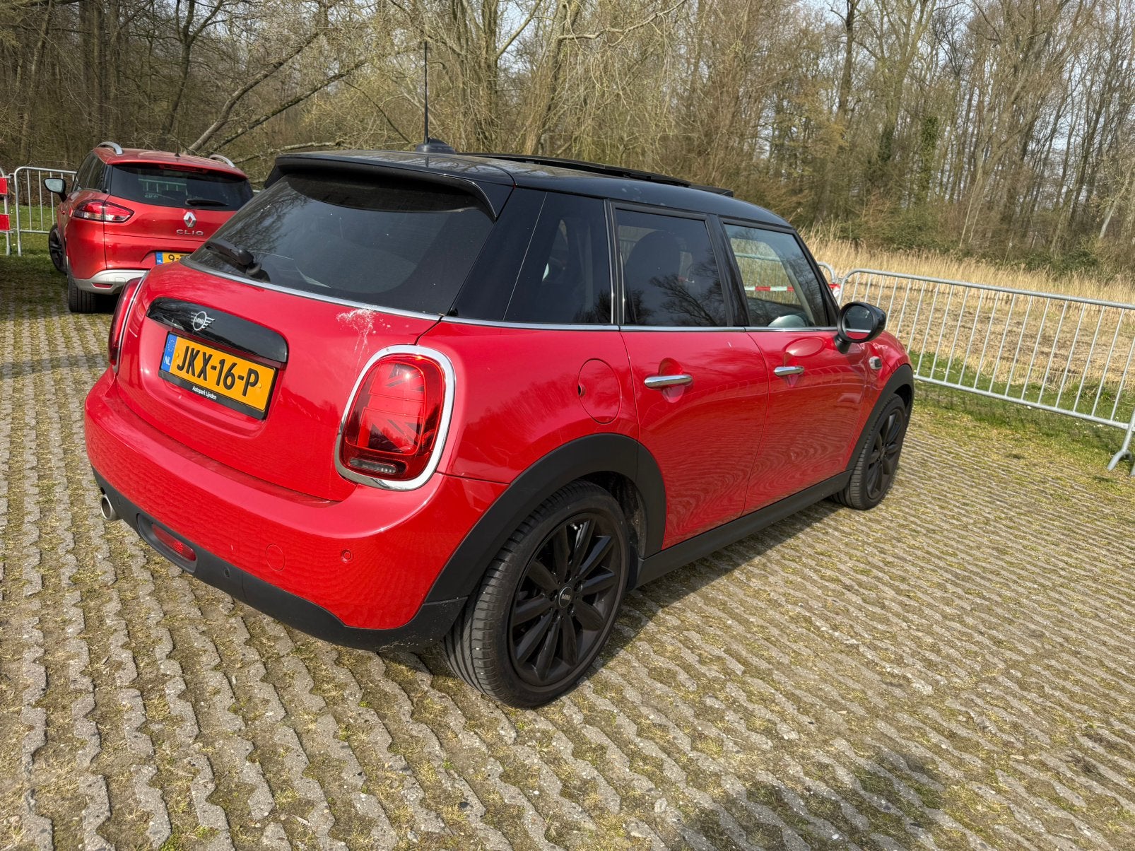 Foto 6 van Perfecte Mini Cooper 5-deurs (f55) Rood