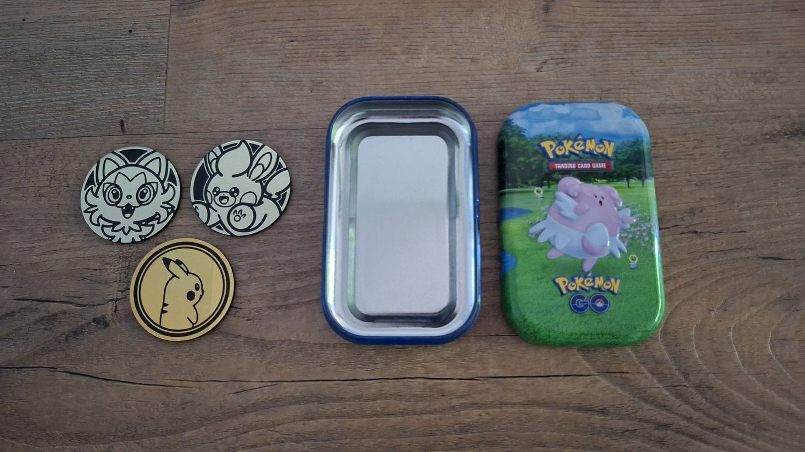 Pokemon verzamelblikje en drie munten, Hobby en Vrije tijd, Gezelschapsspellen | Kaartspellen, Ophalen of Verzenden, Zo goed als nieuw