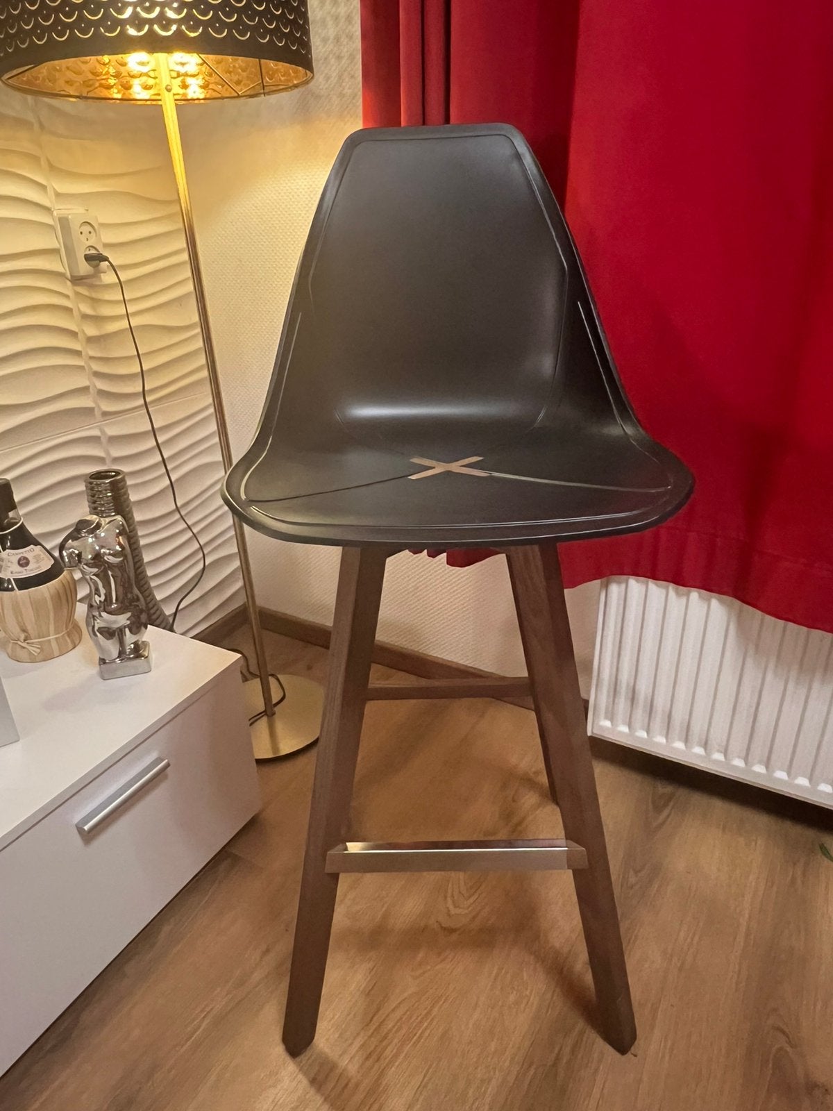 Alma design x stool barkruk, 1 kruk, Ophalen, Zo goed als nieuw, 60 tot 90 cm