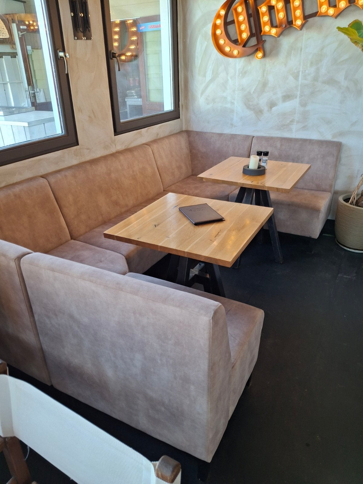 Comfortabele hoekbank voor horeca of thuis, Ophalen, Gebruikt, Stof, Modern, industrieel, horeca