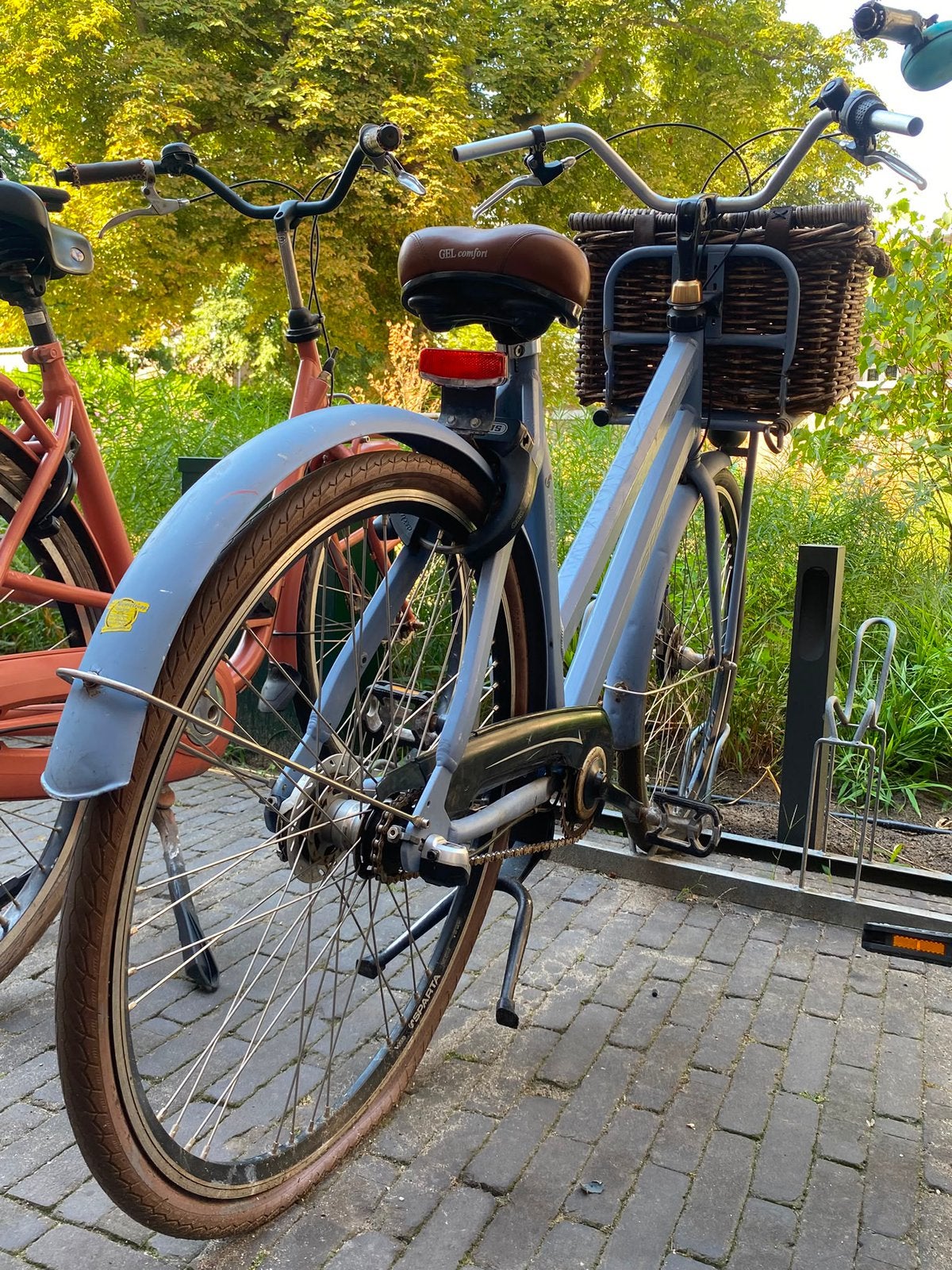 Sparta stadsfiets – lichtblauw – met grote rieten mand, Fietsen en Brommers, Ophalen, Zo goed als nieuw, Sparta