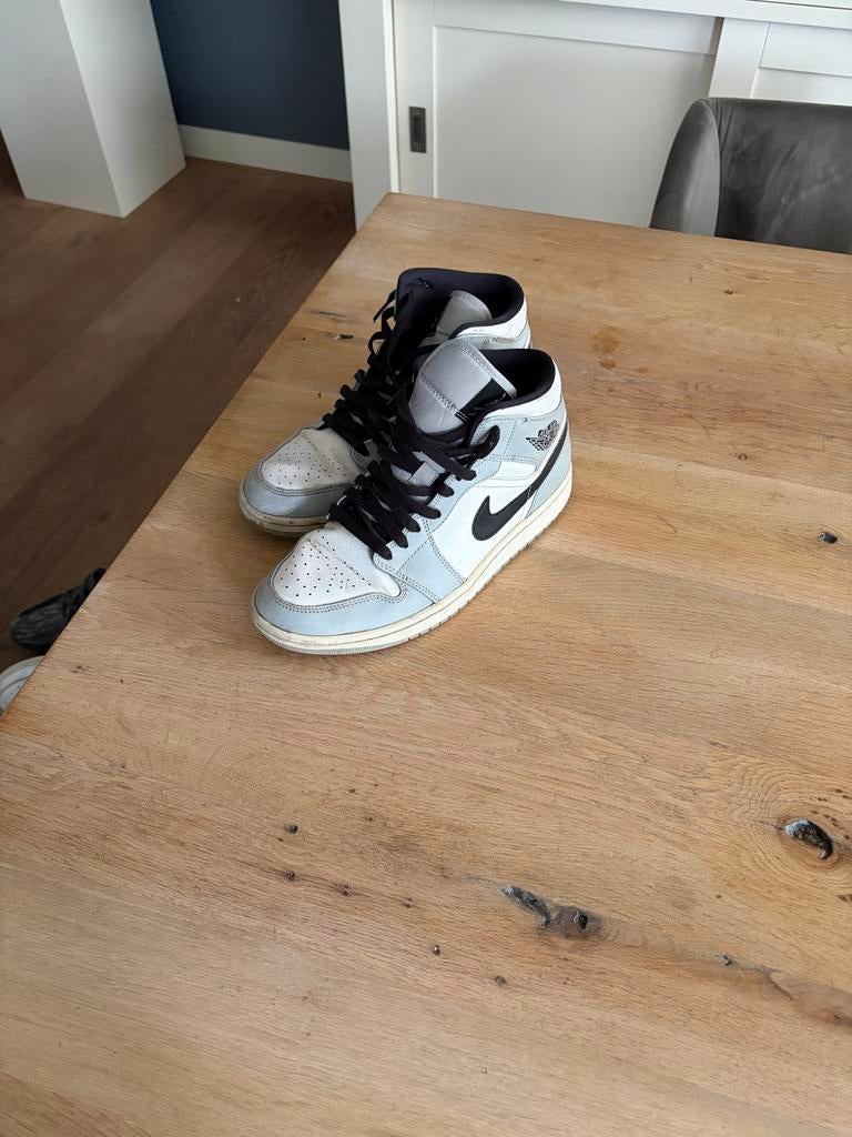 Nike Air Jordan 1 Mid Light Smoke Grey maat 43, Kleding | Heren, Schoenen, Ophalen of Verzenden, Gedragen, Overige kleuren, Sneakers of Gympen
