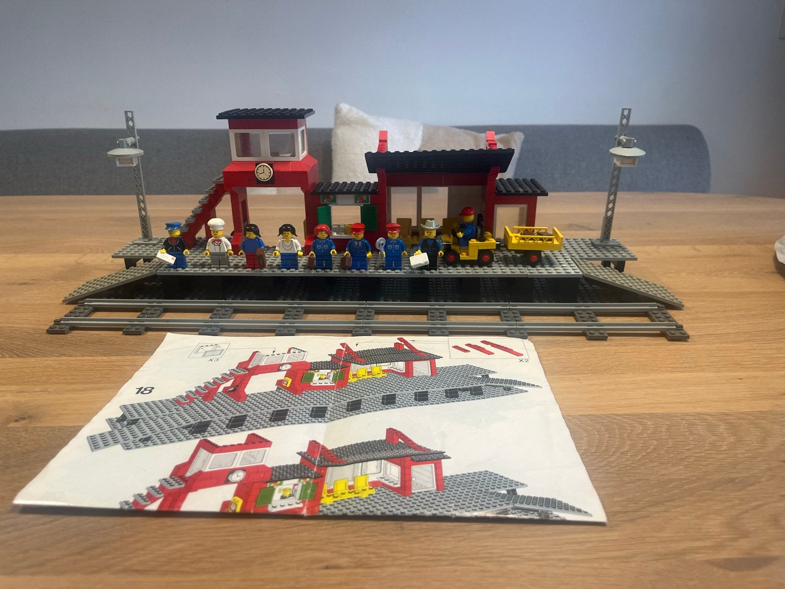 Lego Treinstation 7824 met figuren en rails trein, Lego, Ophalen of Verzenden, Complete set, Inclusief instructies