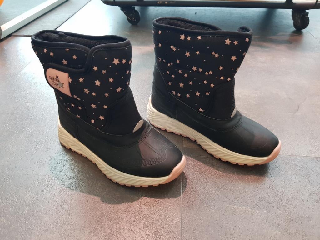 Leuke zwarte snowboots met sterren maat 32, Kinderen en Baby's, Kinderkleding | Schoenen en Sokken, Ophalen of Verzenden, Gebruikt