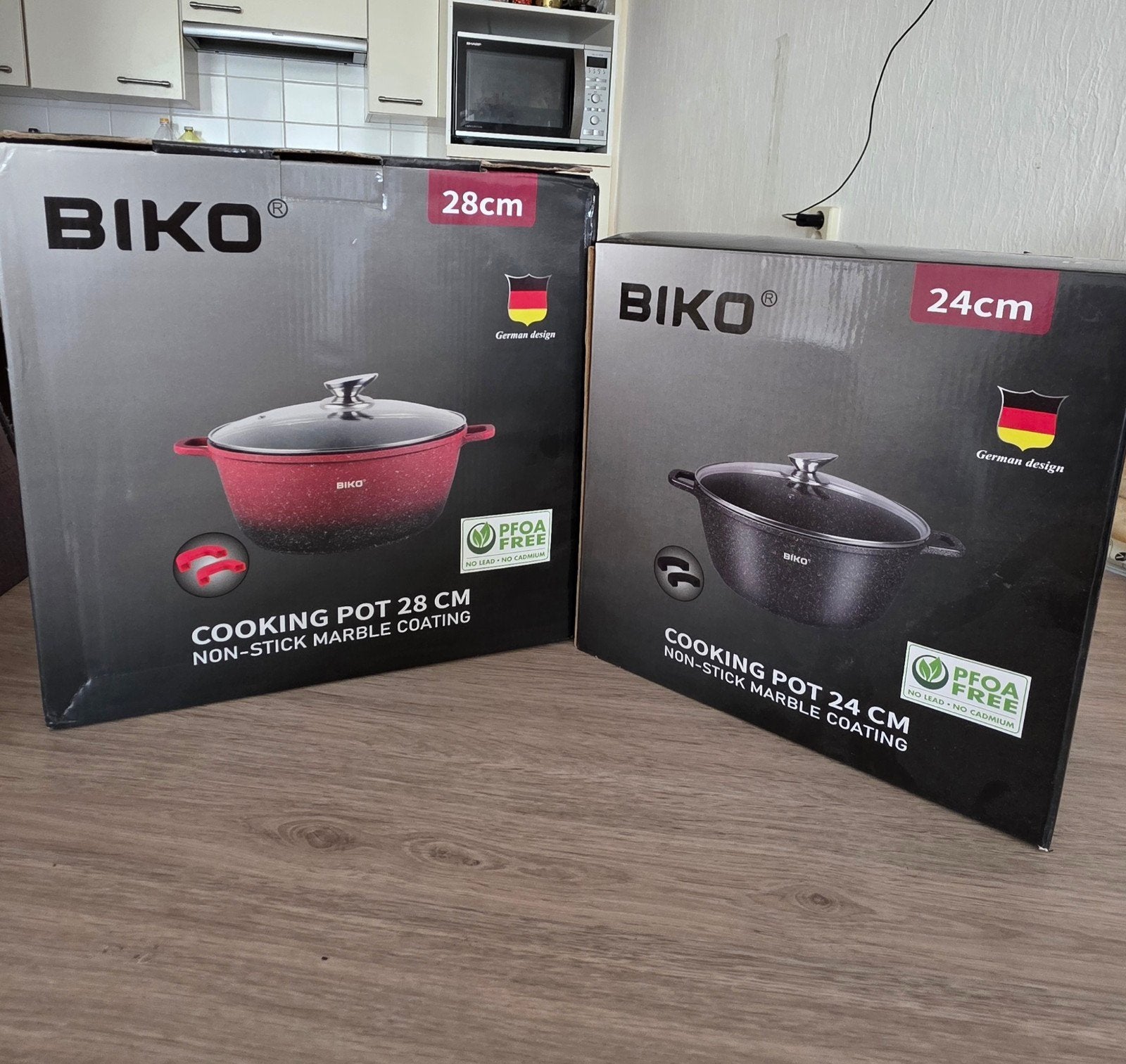 Brand Biko its Nieuw not used color red in black size 28cm, Huis en Inrichting, Ophalen of Verzenden, Nieuw