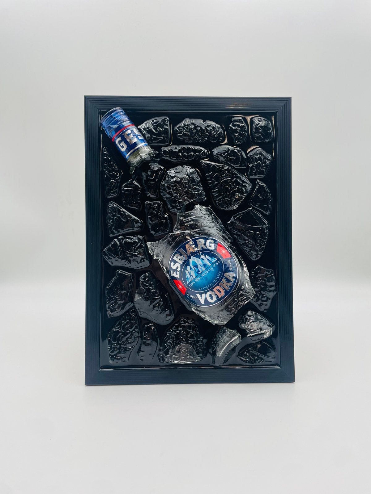 Esbjerg Vodka Gebroken Fles Kunstwerk 23x32cm, Ophalen of Verzenden