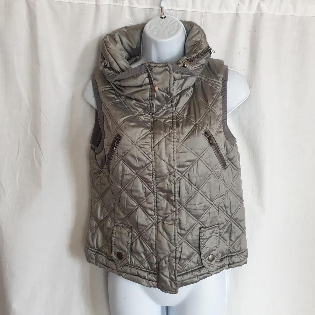 Stoere zilverkleurige bodywarmer mt M merk TRF, Maat 38/40 (M), Overige kleuren, ., Ophalen of Verzenden