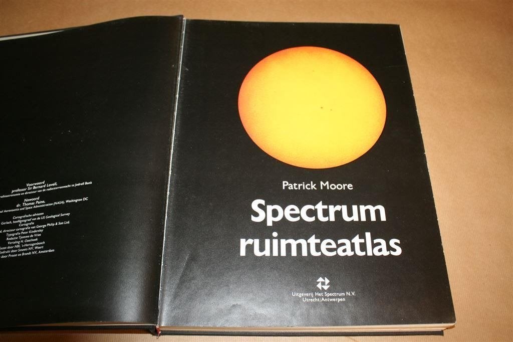 Spectrum ruimteatlas - Zeer uitgebreid en groot formaat, Ophalen of Verzenden, Gelezen, Natuurwetenschap