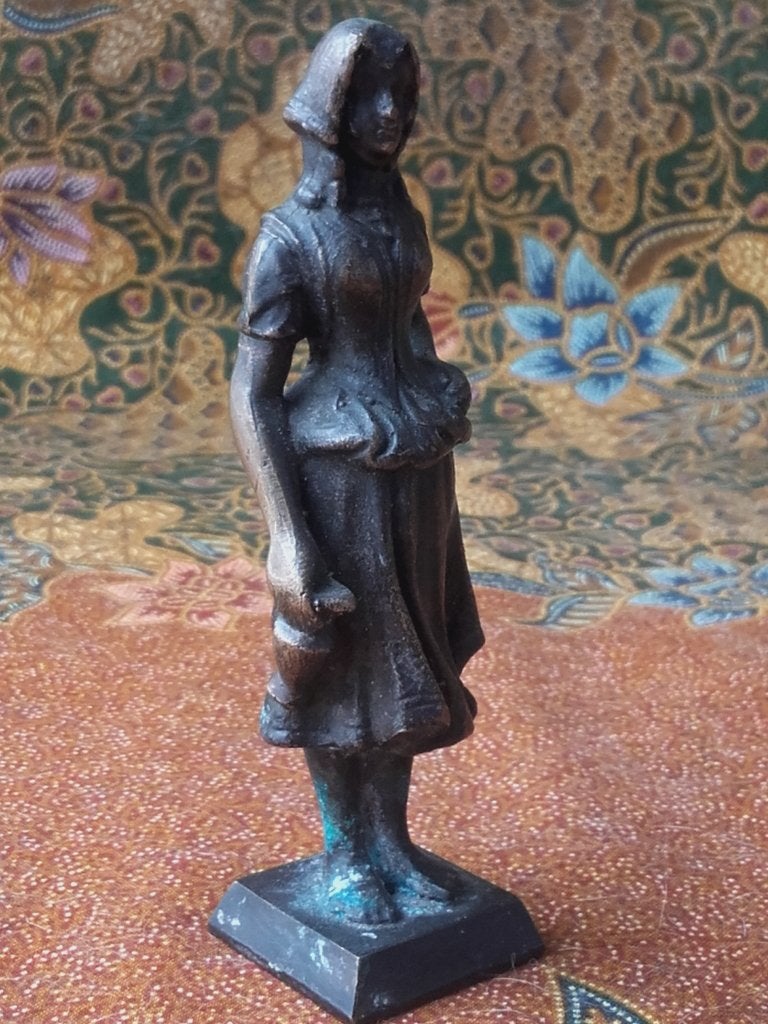 Mooi antiek brons beeldje uit Engeland van een vrouw 10,5 cm, Antiek en Kunst, Ophalen of Verzenden, Brons