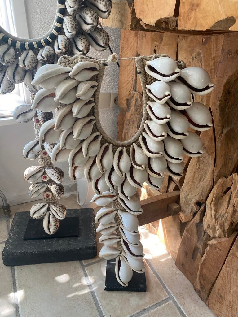 Schelpenketting op statief, witte tijgerschelp, 66 cm hoog, Ophalen