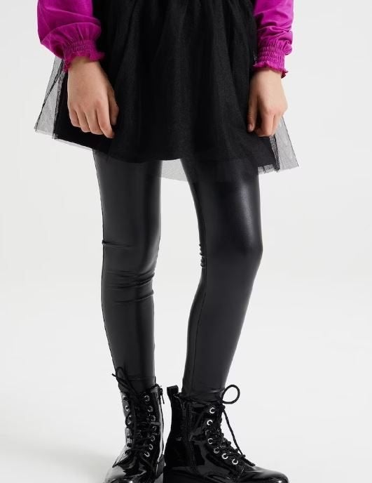Mooie zwarte WE fake leer glanzende legging maat 146-152., Broek, Zo goed als nieuw, WE Fashion, Verzenden