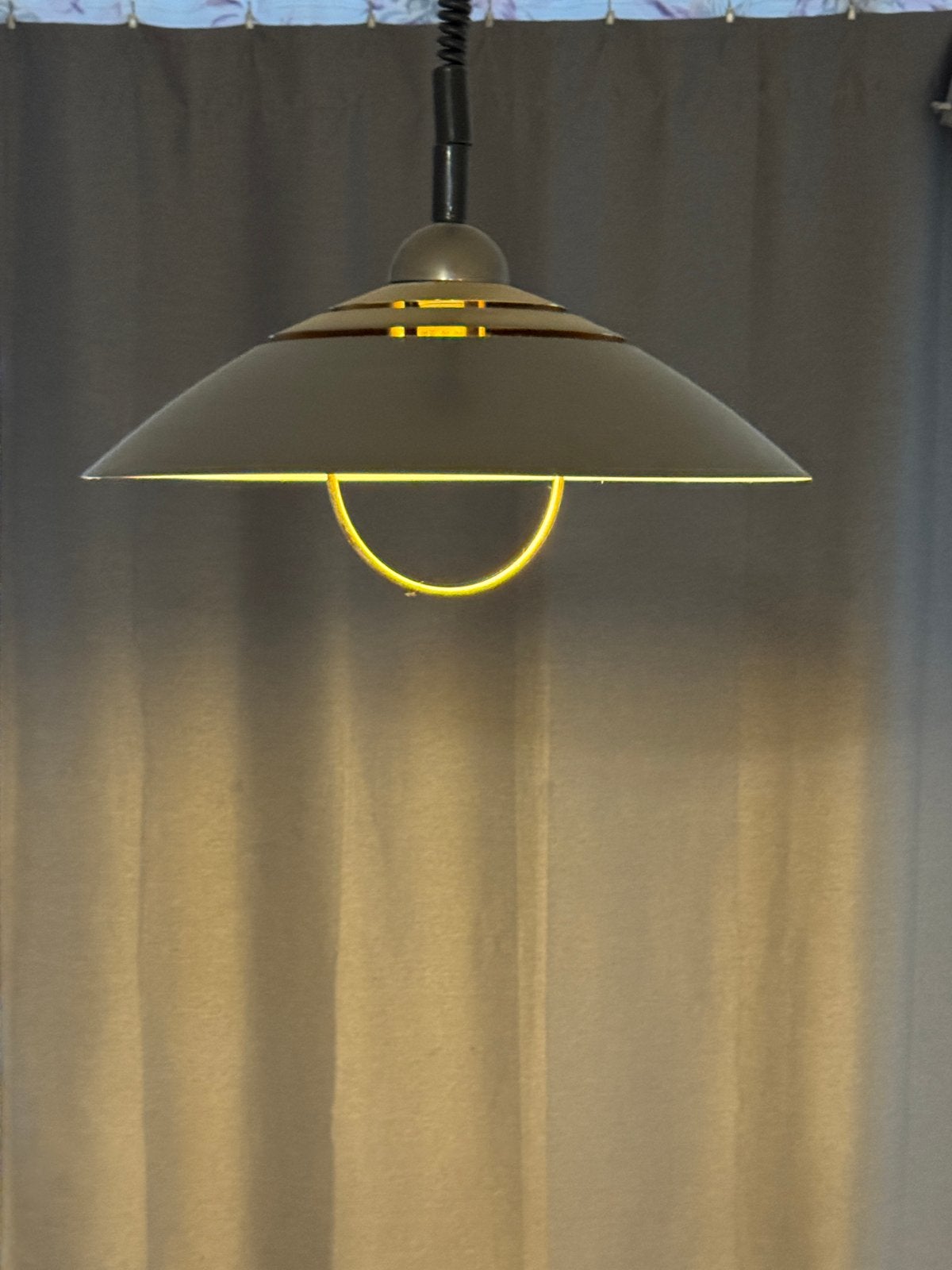 Vintage hanglamp met metalen kap en gouden accenten, Ophalen of Verzenden, Gebruikt, Metaal, 75 cm of meer