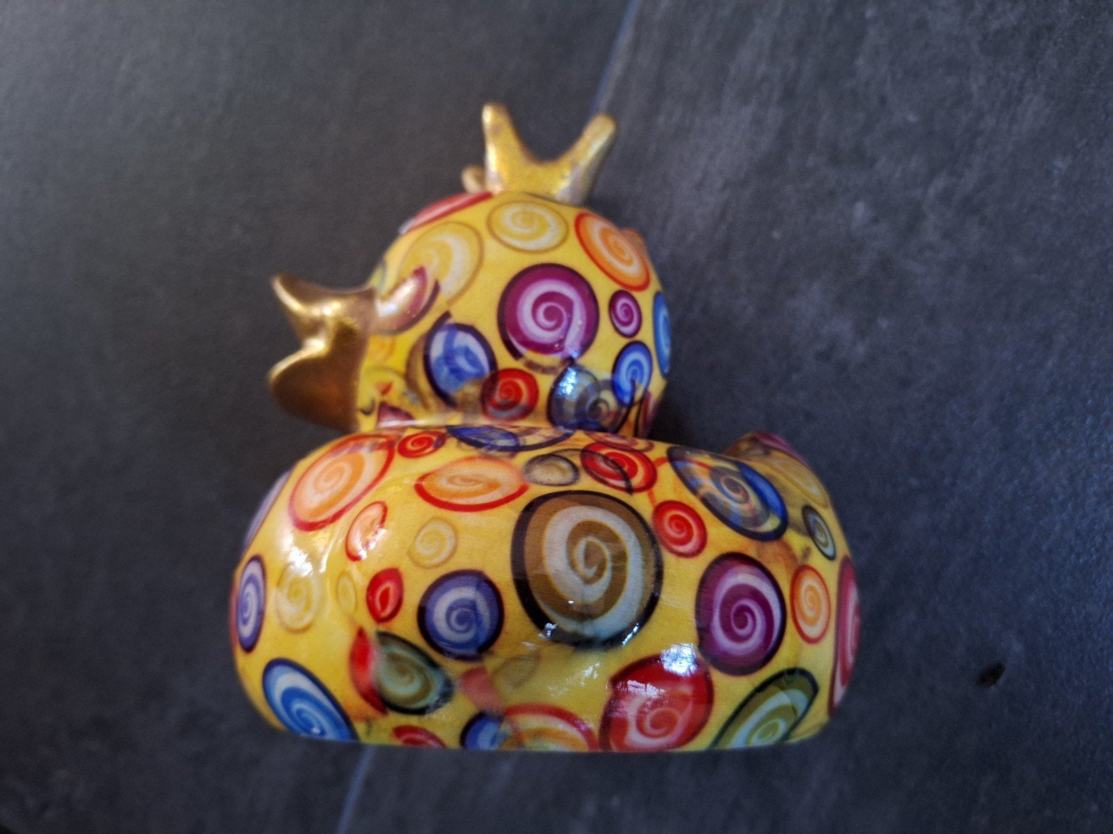 Pomme Pidou spaarpot Ducky - Kleurrijke eend met kroon, Ophalen of Verzenden, Zo goed als nieuw, Steen, Aardewerk of Keramiek