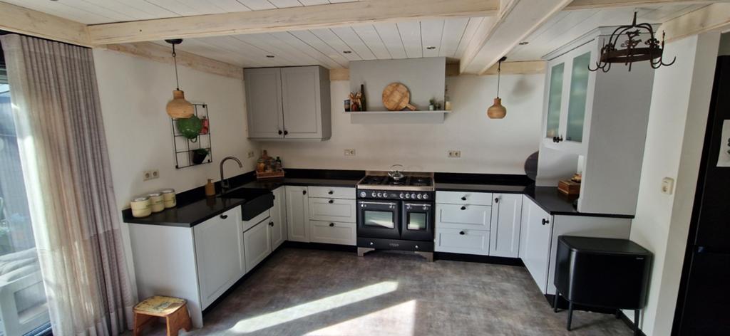 Landelijke keuken met massief houten deurtjes, Ophalen, Gebruikt, U-keuken, Graniet of Steen