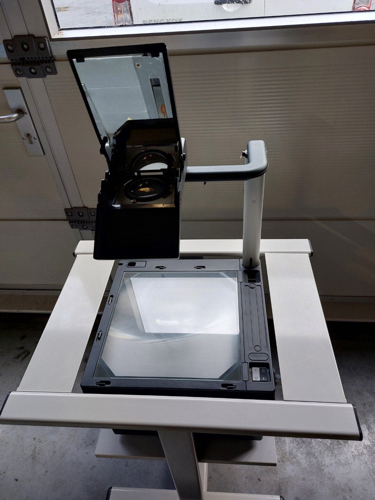Overheadprojector met verrijdbare tafel in uitstekende staat, Ophalen, Zo goed als nieuw, Overige technologieën