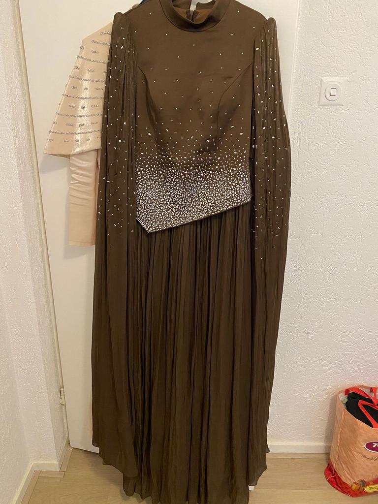 Elegante Galajurk met Cape en Strass - Bruin & Beige, Kleding | Dames, Gelegenheidskleding, Zo goed als nieuw, Galajurk, Maat 38/40 (M)