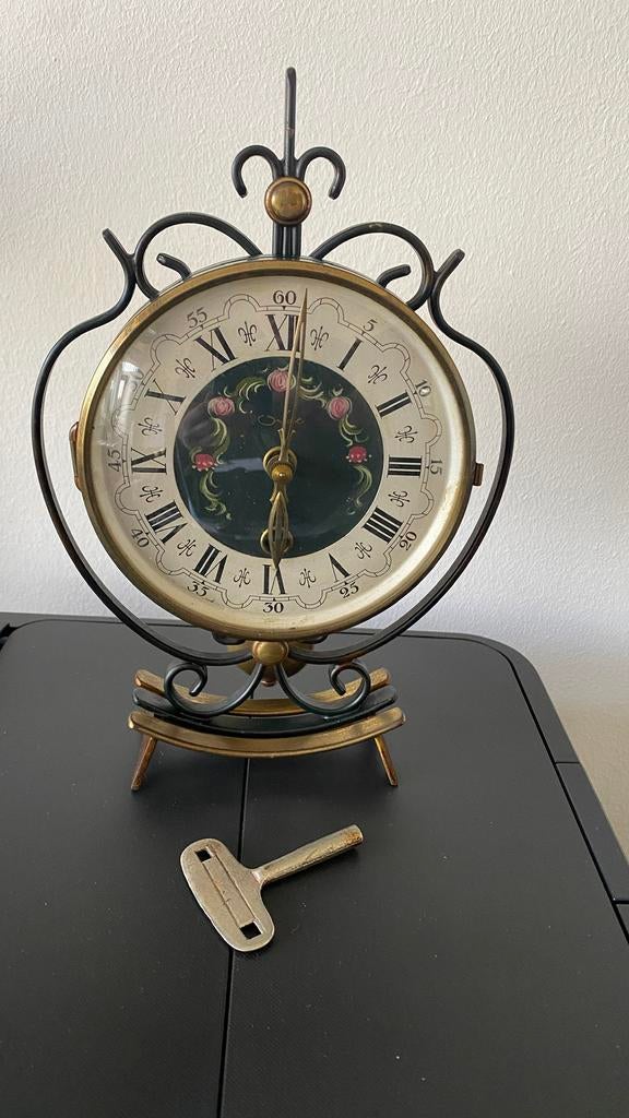 Tafel klokje opwindbaar met sleutel loopt perfect., Ophalen of Verzenden, Zo goed als nieuw, Analoog, Wekker of Tafelklok
