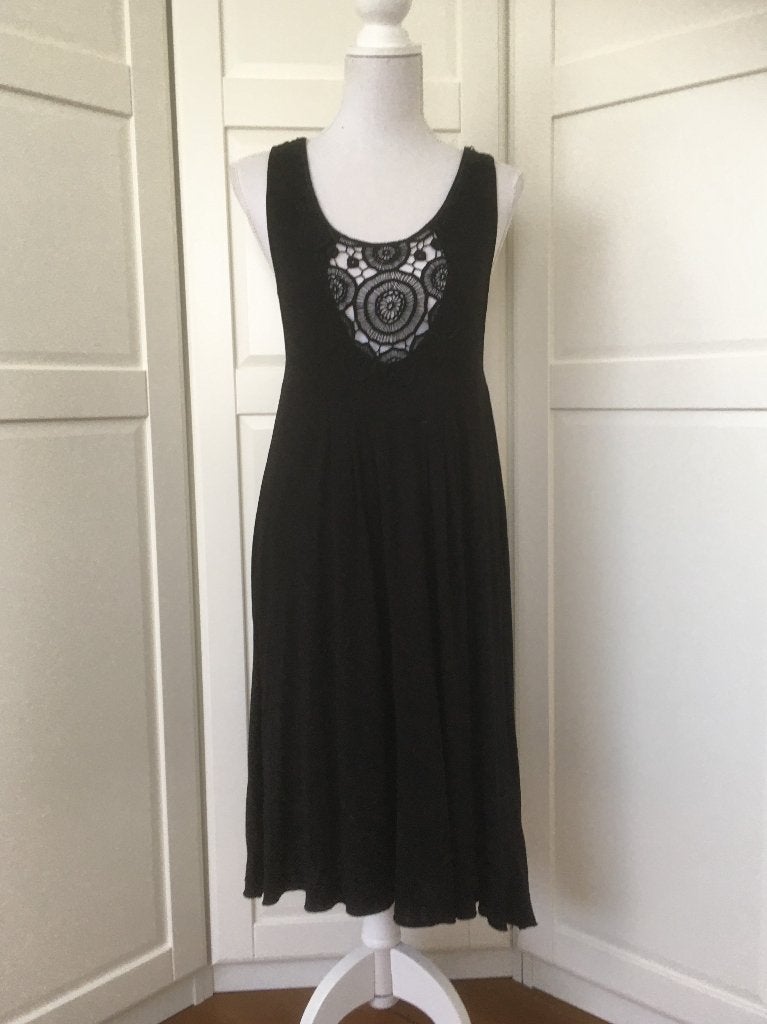 M by Madonna zgan zwarte mouwloze broderie kant midi jurk M, Kleding | Dames, Maat 38/40 (M), Zwart, M by Madonna, Ophalen of Verzenden