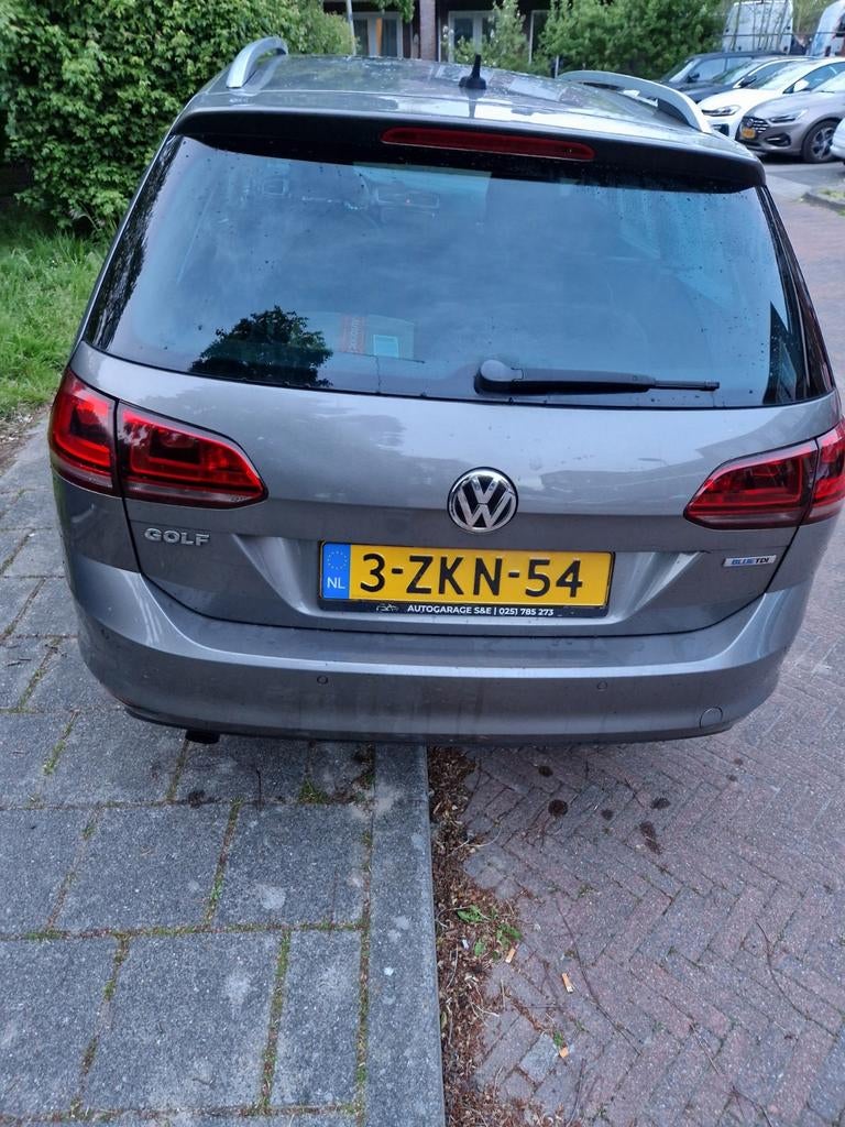 Volkswagen Golf 1.6 TDI 81KW/110PK Var. Aut7 2015 Grijs, Auto's, Euro 6, 4 cilinders, 700 kg, Leder en Stof