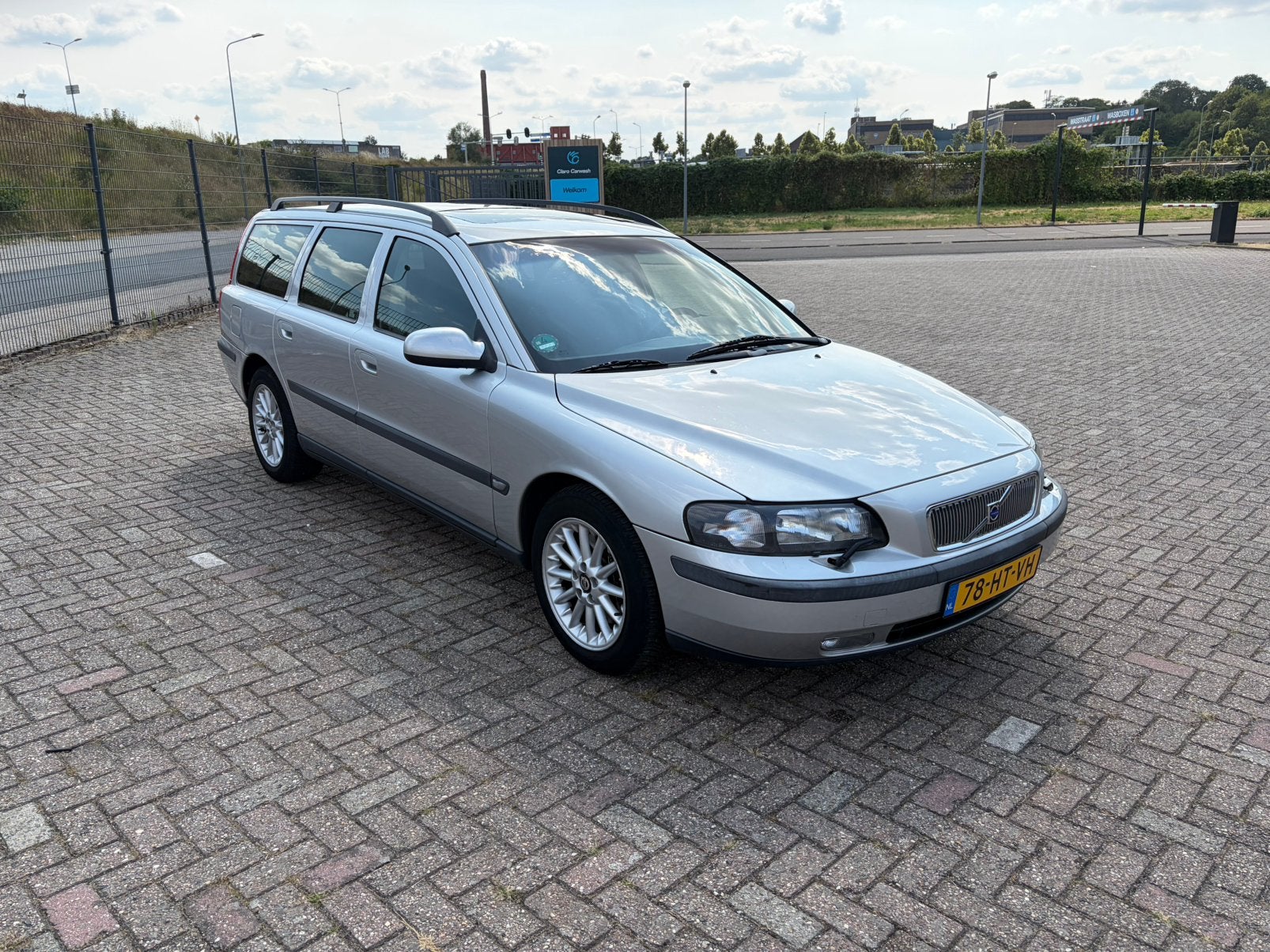 Volvo V70 2.4 T 200PK AUT 2002 Grijs, 1800 kg, 2435 cc, 93 €/maand, Zilver of Grijs
