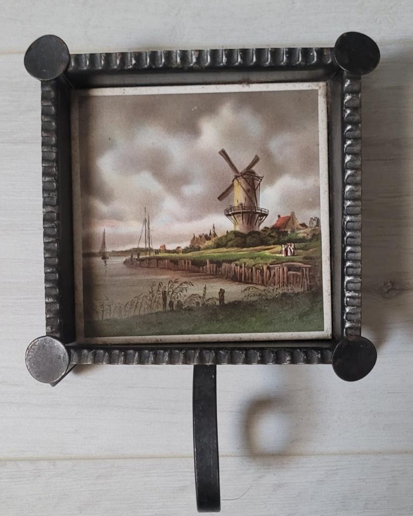 TEGELTABLEAU MET MOLEN IN GIETIJZEREN HOUDER, Ophalen of Verzenden