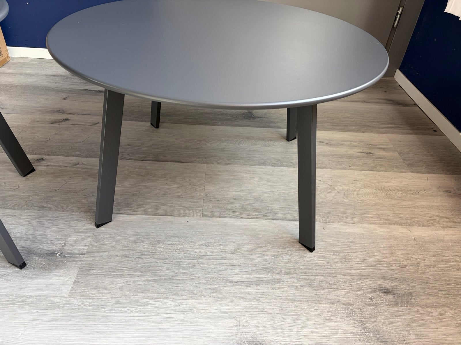 Nieuwe Salon/Bijzettafel Grijs Staal - 70x40 cm, Huis en Inrichting, Ophalen, Minder dan 45 cm, Metaal of Aluminium, Rond