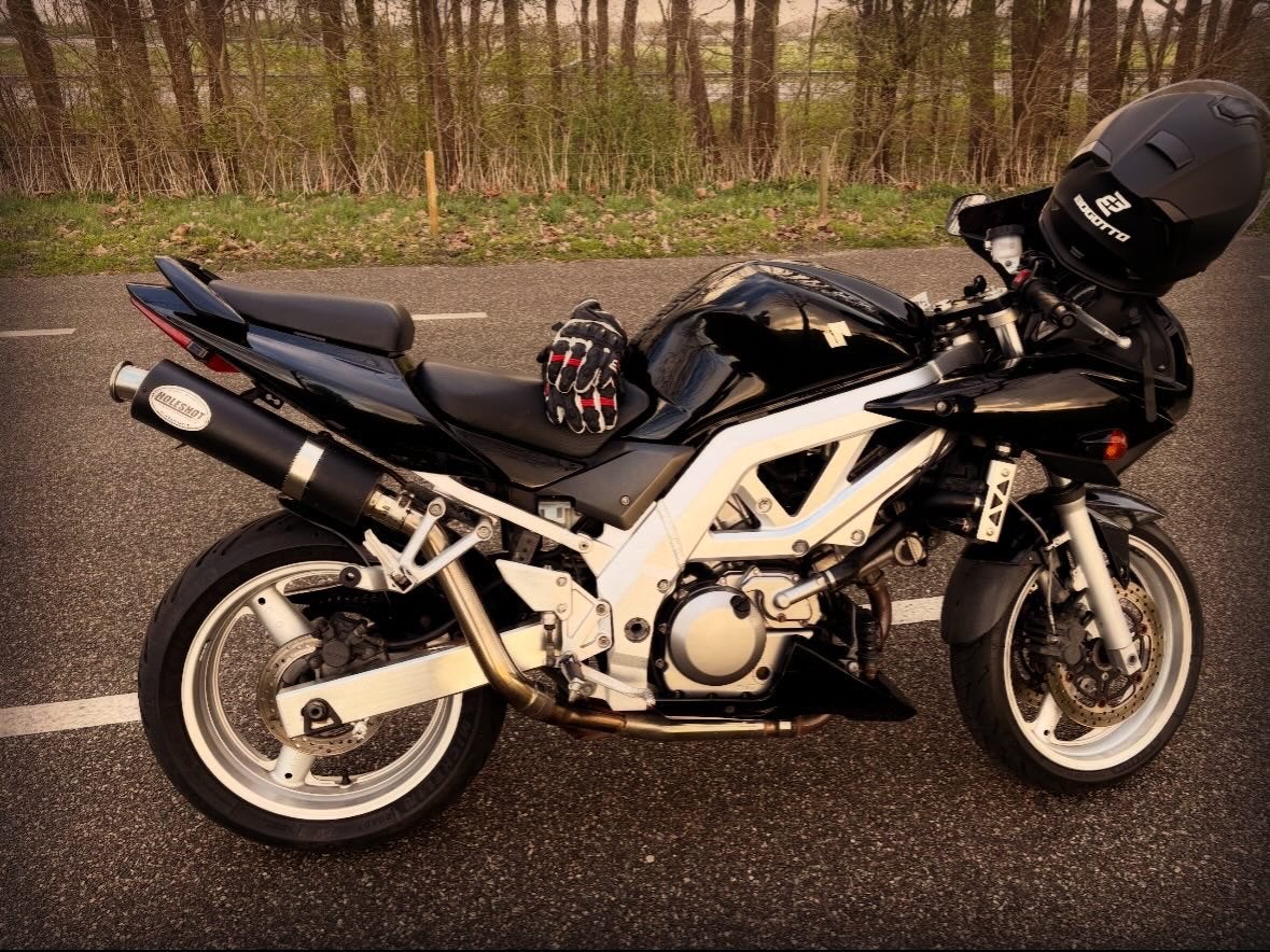Gezocht: zijkappen sv650s 2004 zwart, Motoren, Ophalen of Verzenden