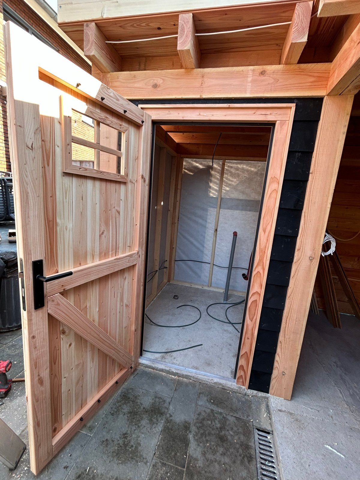 Nieuwe houten buitendeur met raam en zwart beslag, Doe-het-zelf en Verbouw, Ophalen, 80 tot 100 cm, Nieuw, Buitendeur