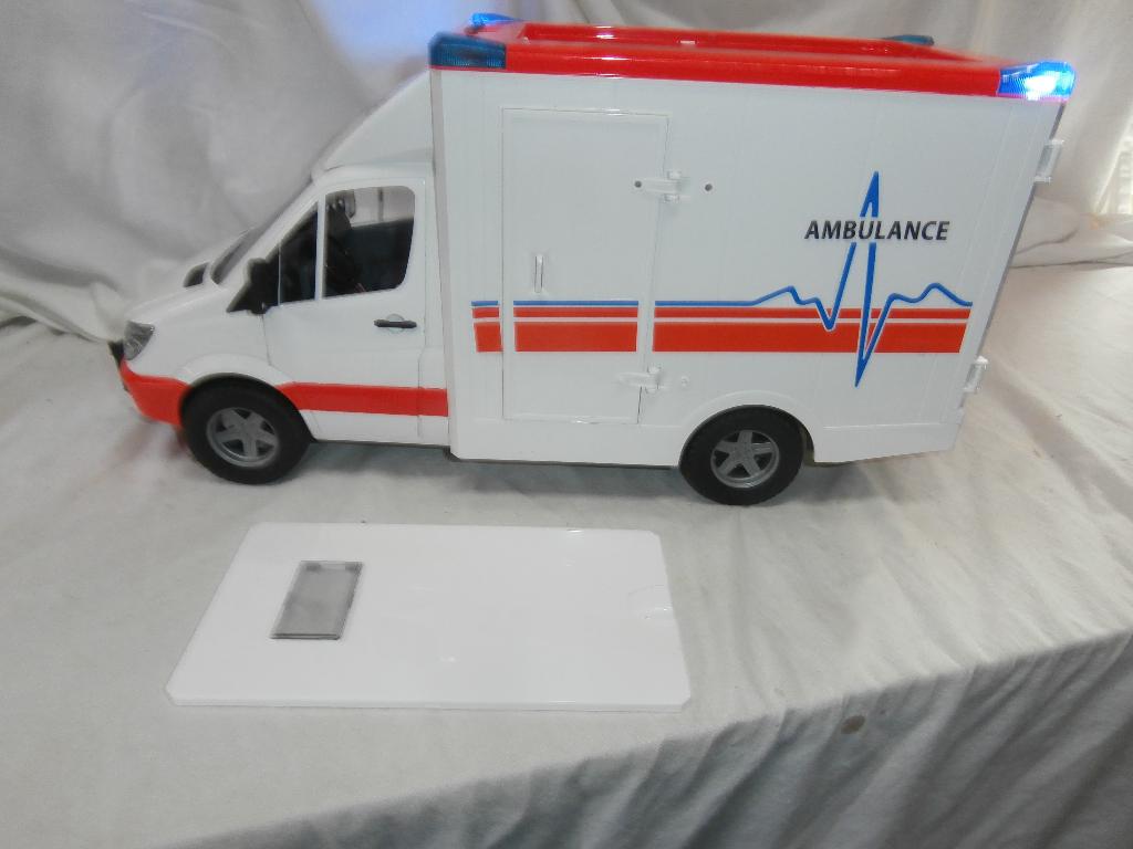 Bruder Mercedes ambulance met chauffeur, Ophalen, Zo goed als nieuw