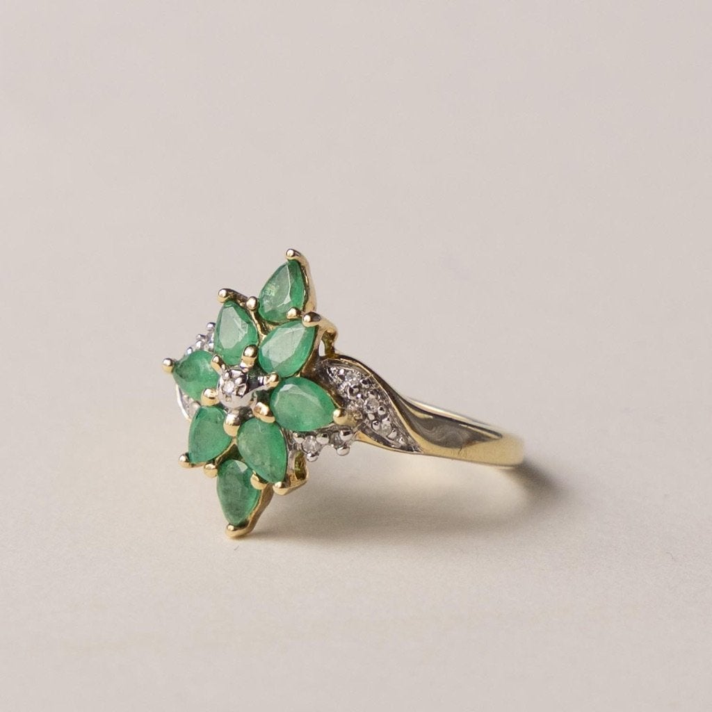 vintage 9 karaat gouden smaragd & diamant cluster ring, Verzenden, Net, Zo goed als nieuw, 17 tot 18