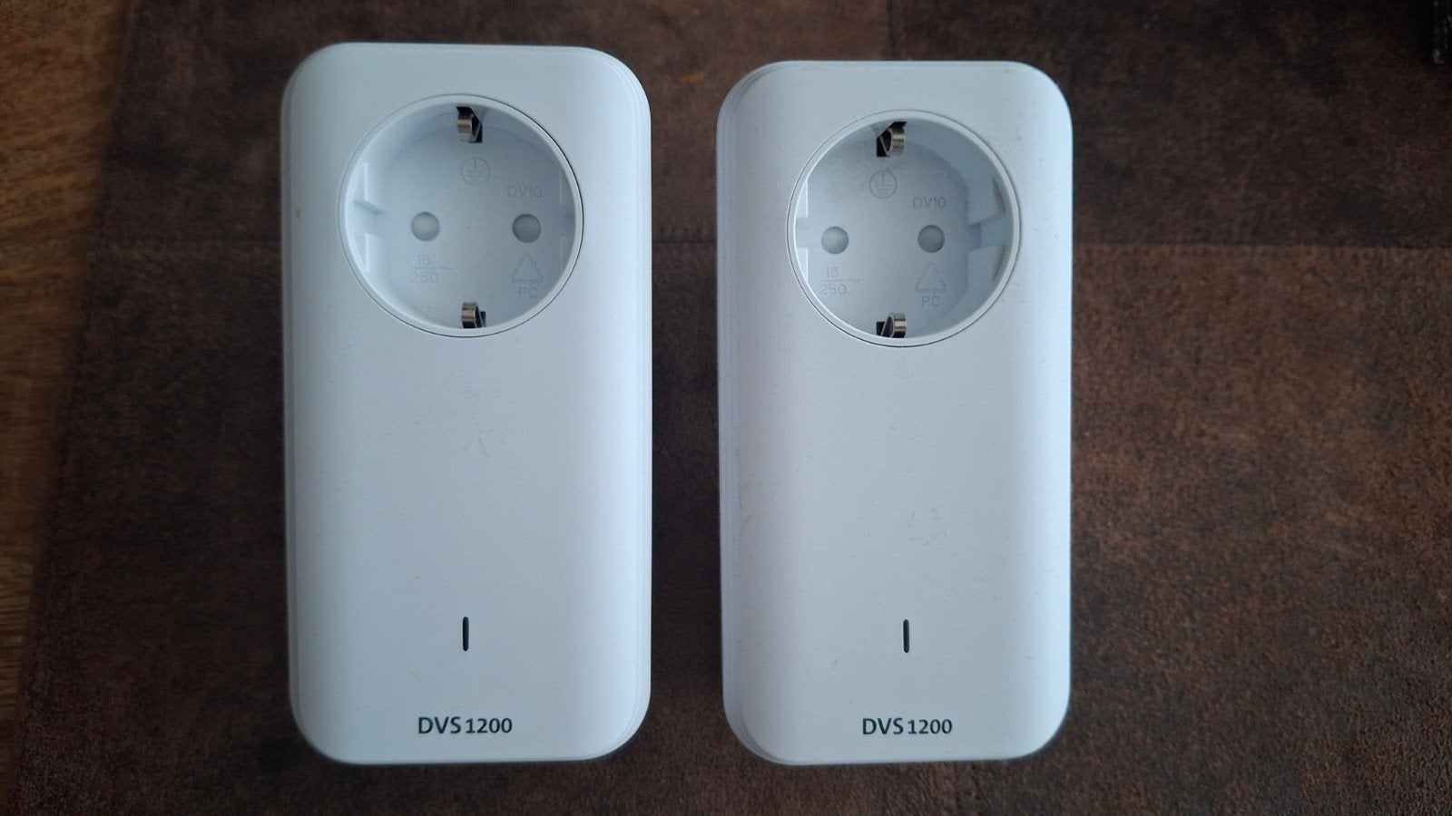 2 Devolo DVS 1200 Powerline adapters met UTP kabels, Ophalen of Verzenden, Zo goed als nieuw