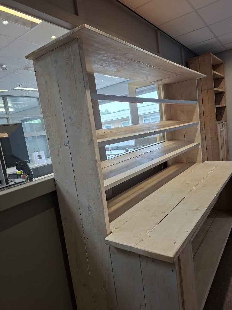 Steigerhouten kast voor in winkel/school, Ophalen, Zo goed als nieuw