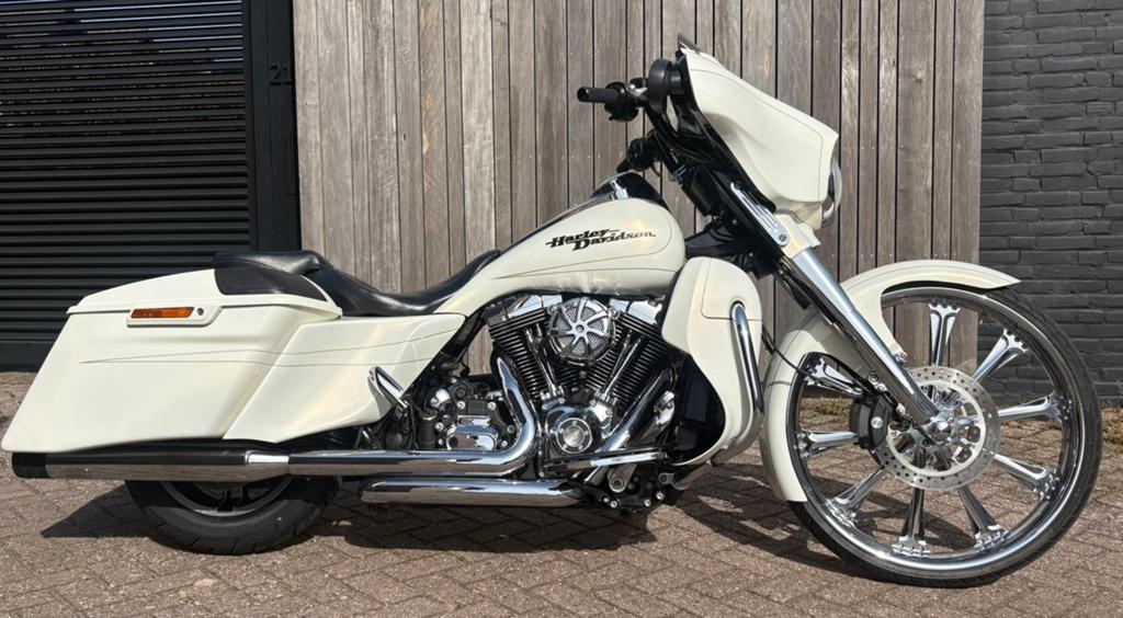 Unieke Harley  Davidson Street-Glide, 2 cilinders, Occasion, Handvatverwarming, Particulier