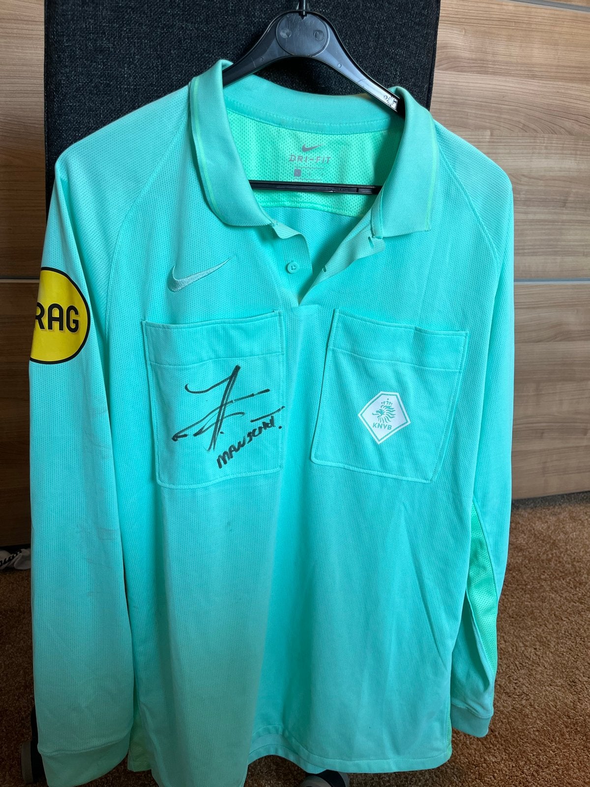 KNVB-scheidsrechter Manschot wedstrijdshirt met handtekening, Ophalen of Verzenden, Gebruikt, Shirt