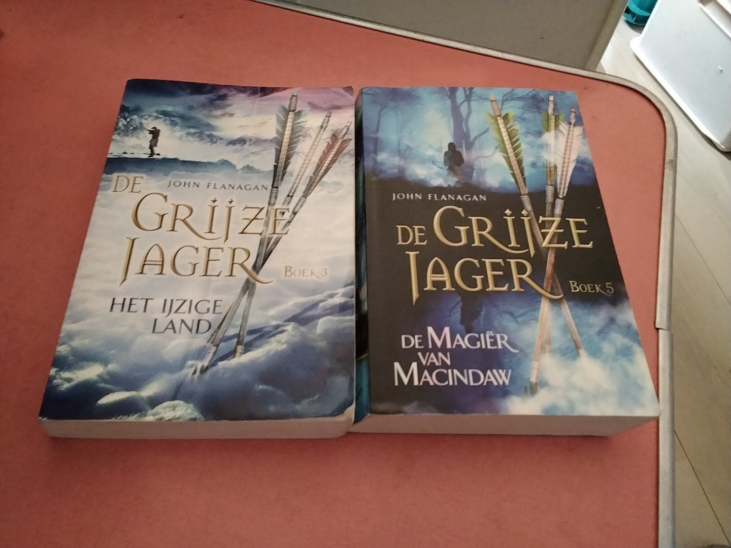 John flanagan de grijze jager boek 3 en 5 € 7.50 per stuk, Ophalen of Verzenden, Gelezen