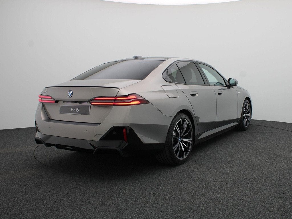 BMW i5 eDrive40 | M Sport Package | M Sport Package Pro | Eq, Automaat, 2095 kg, 510 min, Zwart