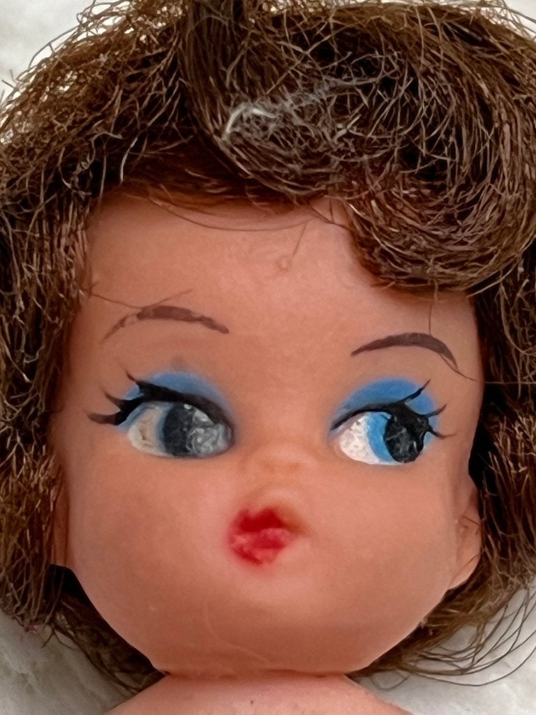 Vintage Mini Popje met Bruin Haar, Verzamelen, Ophalen, Zo goed als nieuw, Pop