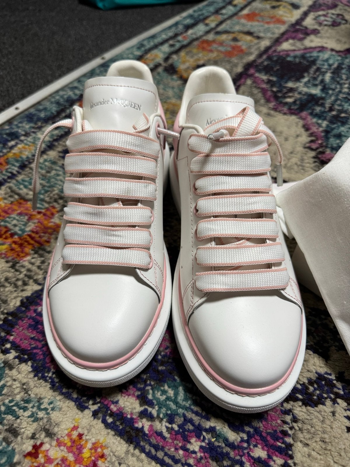 Alexander McQueen Sneakers - Wit met Roze Details, Ophalen of Verzenden, Zo goed als nieuw, Wit, Sneakers of Gympen