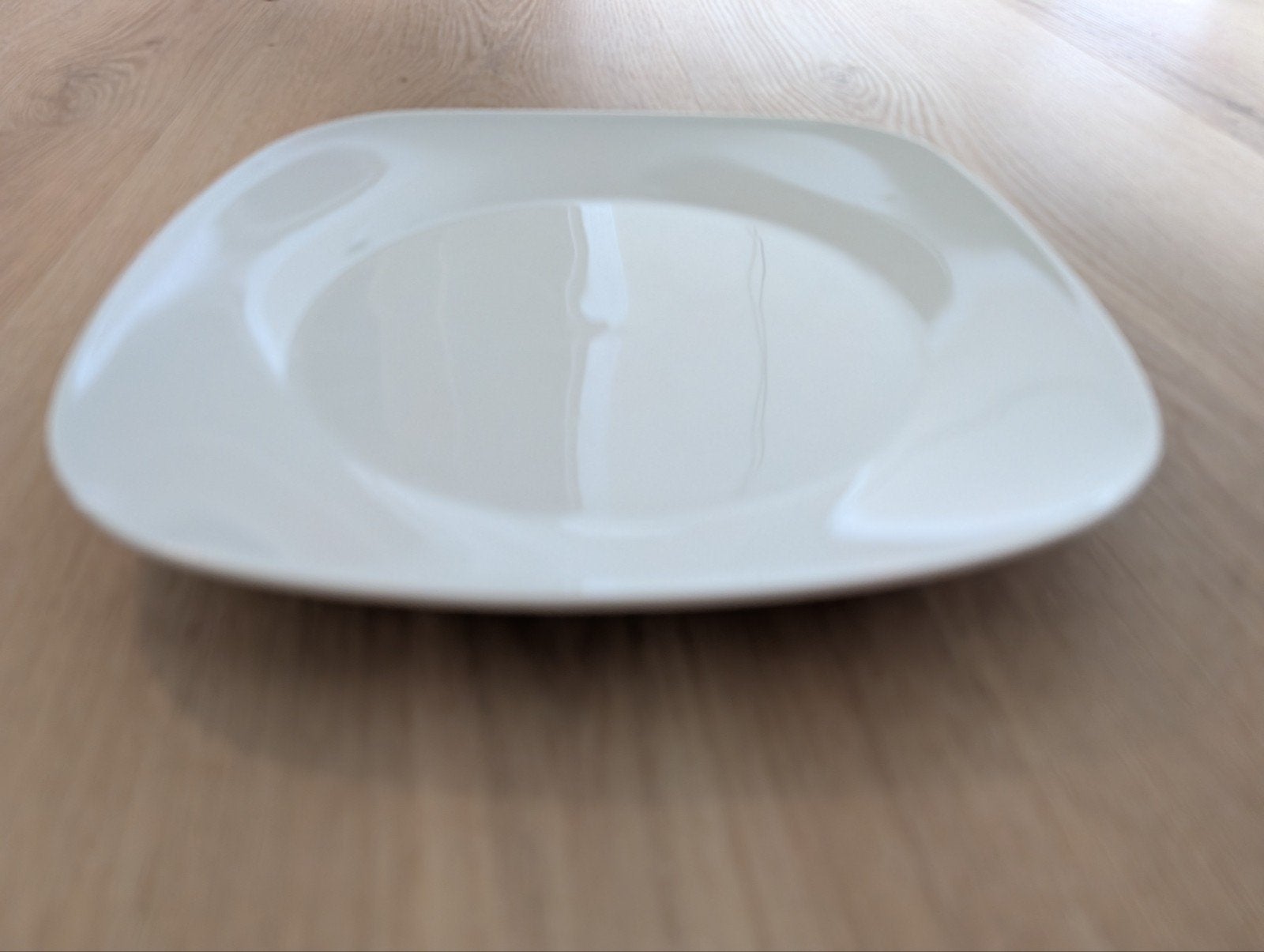 Servies: Borden en schaaltjes (deels beschadigd), Ophalen