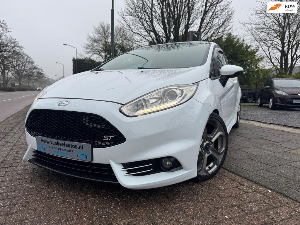 Ford Fiesta 1.6 ST A-C Elek Pakket Navi Lmv Camera, Voorwielaandrijving, 1596 cc, Gebruikt, Zwart