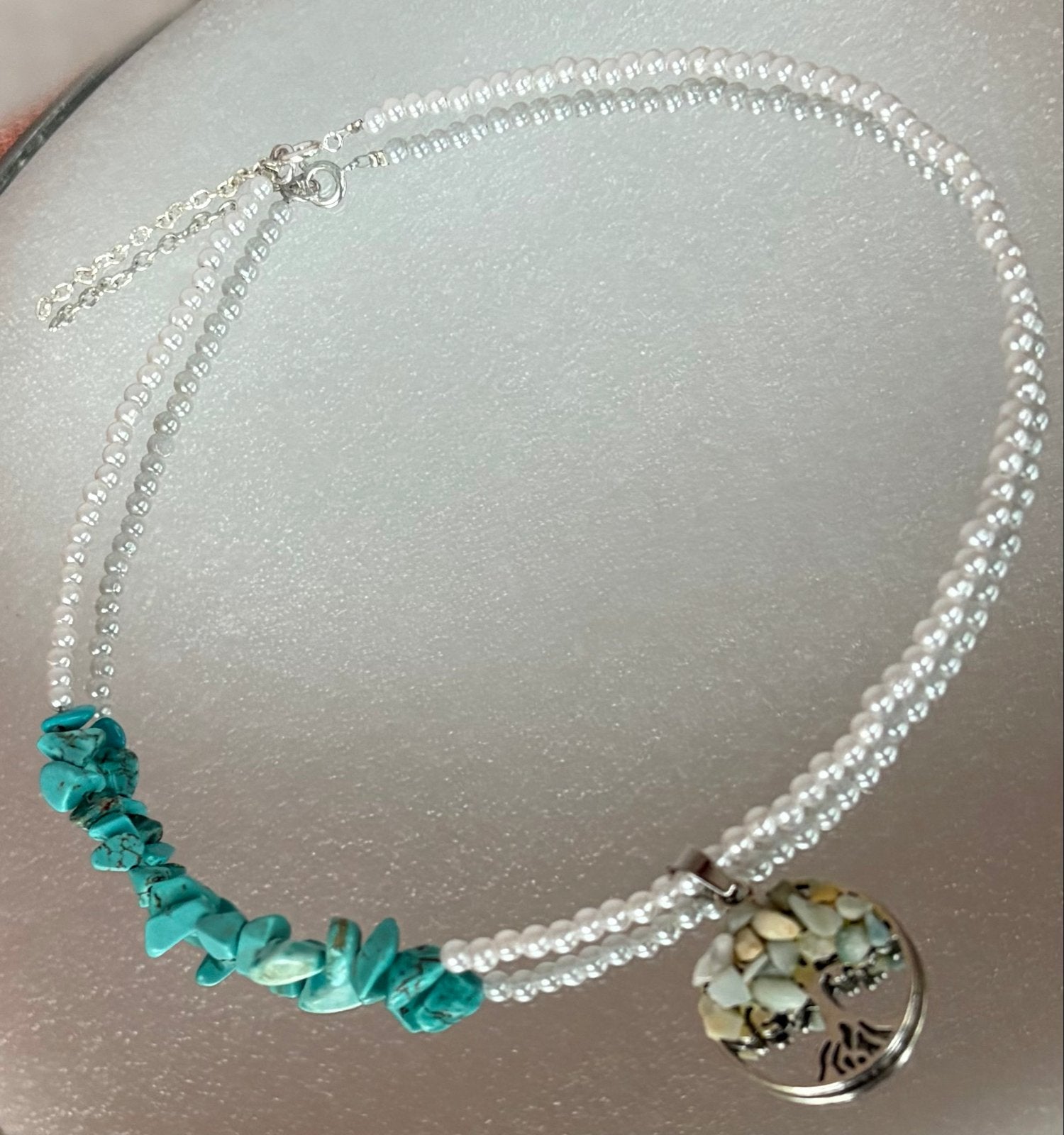Handgemaakte ketting met turquoise en levensboom hanger, Blauw, Nieuw, Ophalen of Verzenden, Steen of Mineraal