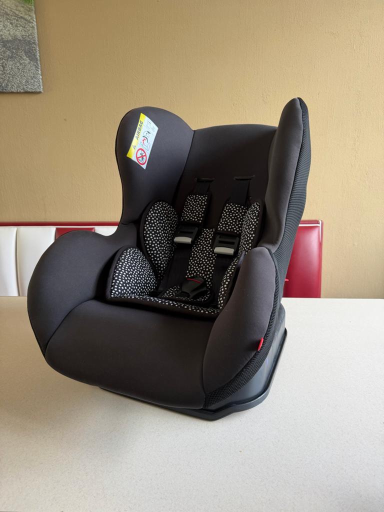 HEMA Autostoel Zwart met Witte Stippen (75-105 cm), Kinderen en Baby's, Autostoeltjes, Autogordel, 9 t/m 18 kg, Slaapstand, Zo goed als nieuw