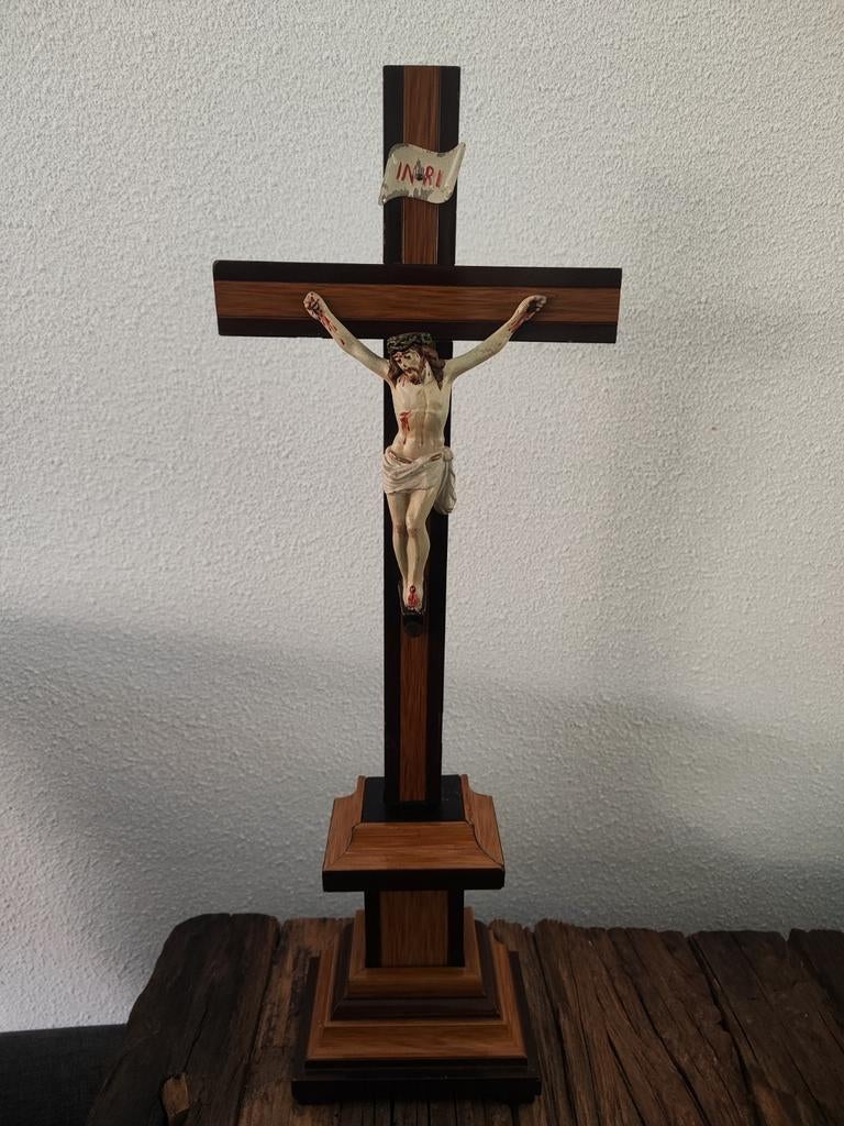 Jezus aan het kruis crucifix op sokkel met inlegwerk, 45cm, Antiek en Kunst, Ophalen of Verzenden