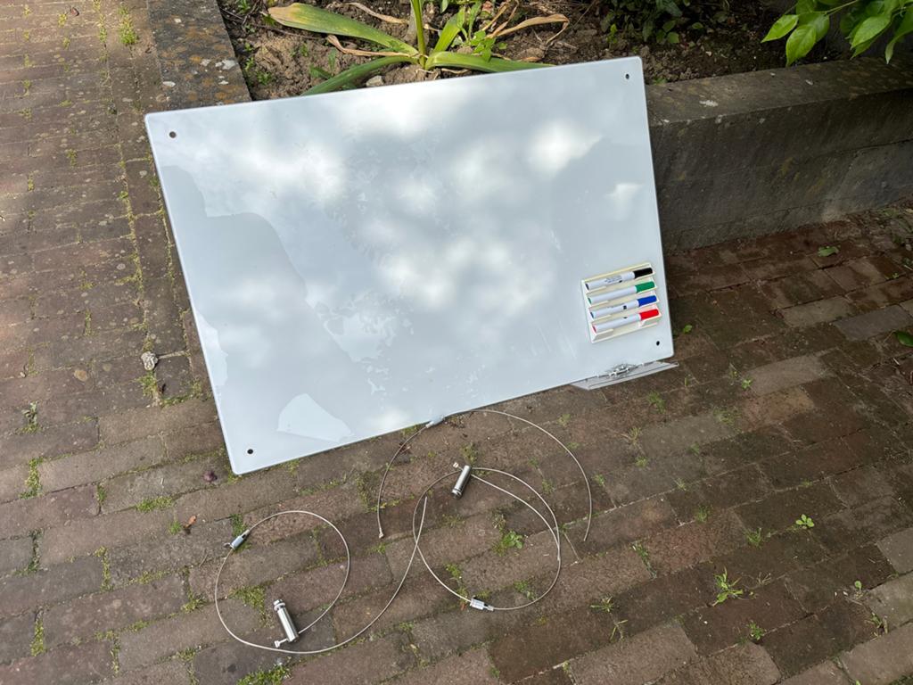 Whiteboard in glas(look) met ophangset (90x60 cm), Ophalen, Whiteboard