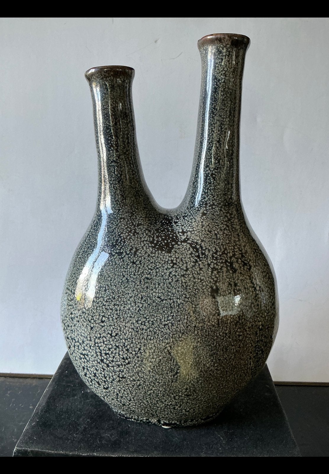 Aardewerk, keramieken vaas van ong. 28 cm hoog, dubbele hals, Ophalen of Verzenden, Zo goed als nieuw, Beige