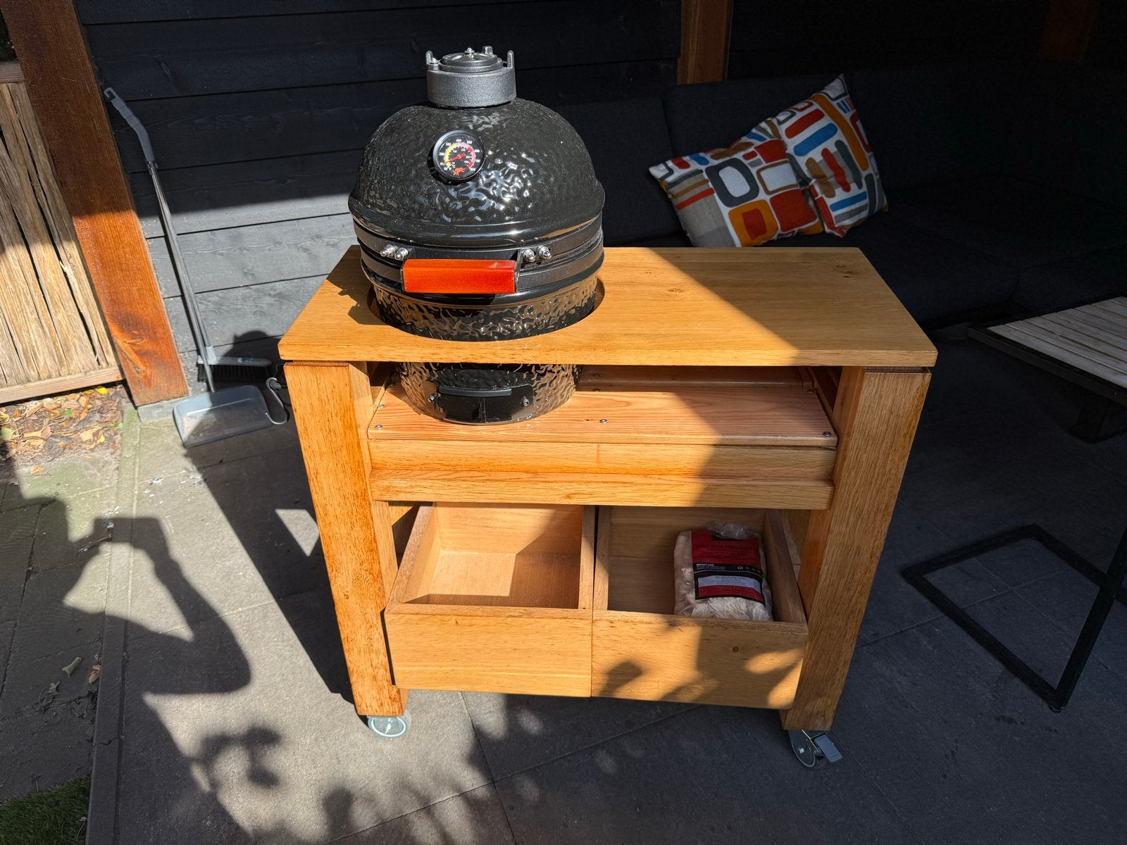 Kamado 13" op eikenhouten onderstel met wielen, Ophalen, Zo goed als nieuw, Met accessoires